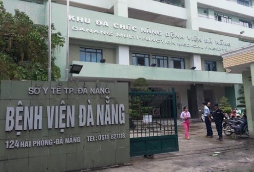 me va 2 con trai trong gia dinh cung mac covid-19 tu benh vien da nang hinh 1