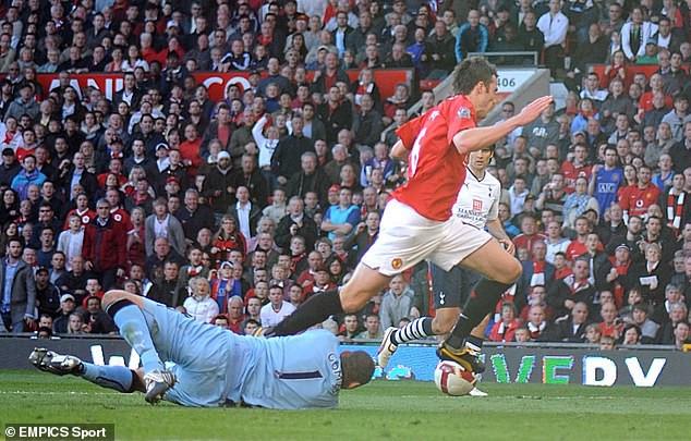 mong cr7 hong penalty - tam tu cua trong tai bi xem la than ho menh mu hinh 1