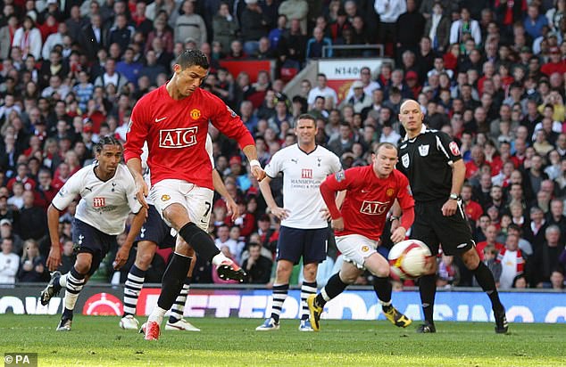 mong cr7 hong penalty - tam tu cua trong tai bi xem la than ho menh mu hinh 3