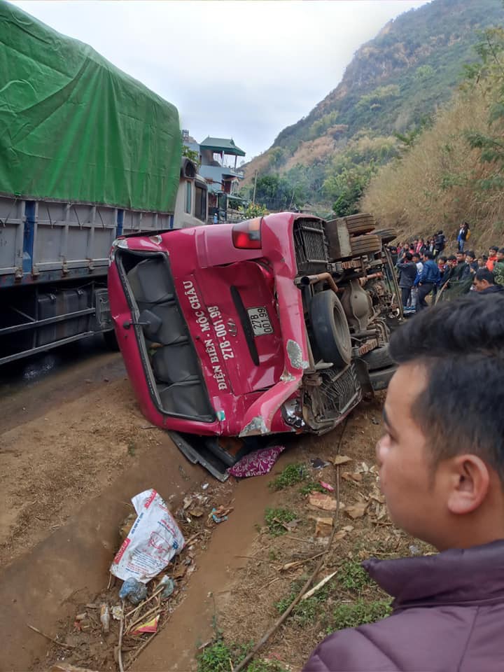 xe tai xuong doc dam lat do xe khach, hanh khach hoang loan hinh 2