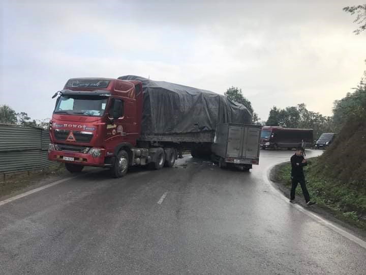 xe tai va cham khi do deo khien quoc lo 3 bi ach tac nhieu gio hinh 1