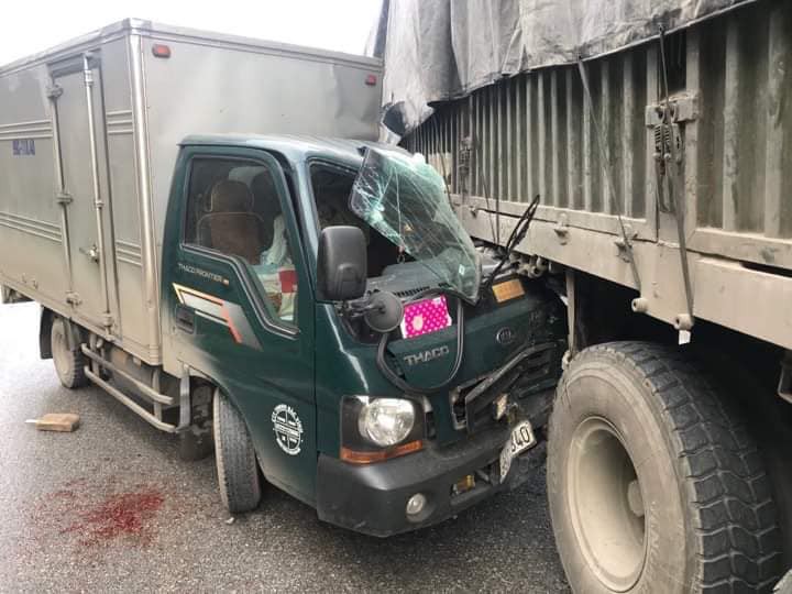 xe tai va cham khi do deo khien quoc lo 3 bi ach tac nhieu gio hinh 2