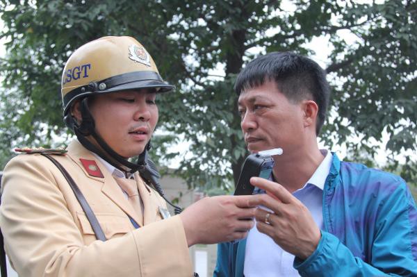 an trai cay cung co the bi phat vi pham nong do con: csgt va dai dien bo y te len tieng hinh 1