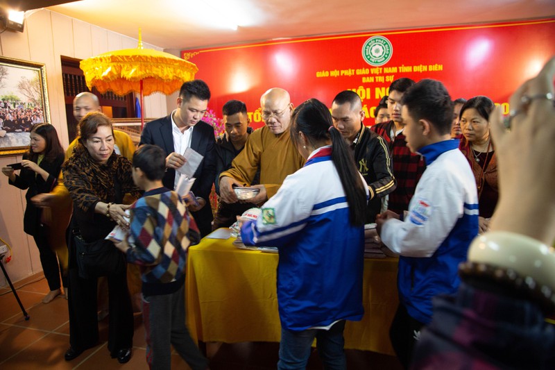 giao hoi phat giao viet nam trao qua tu thien toi dong bao tinh dien bien hinh 10