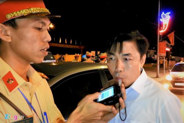 uong bia van lai o to, truong khoa benh vien o ha tinh bi xu phat hinh 1