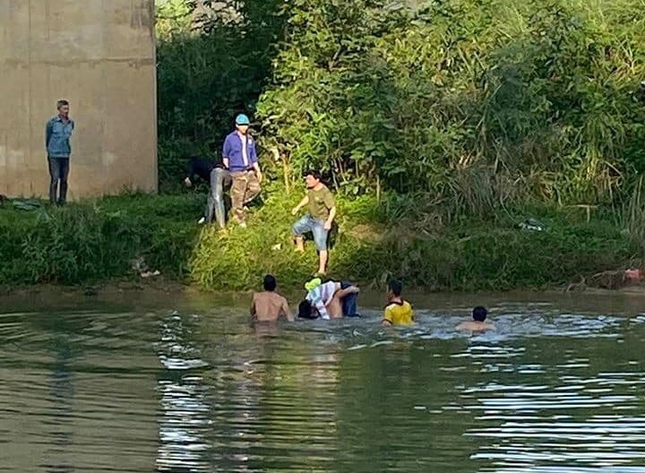nu sinh lop 10 tron ra khoi truong hoc roi nhay cau tu van hinh 2
