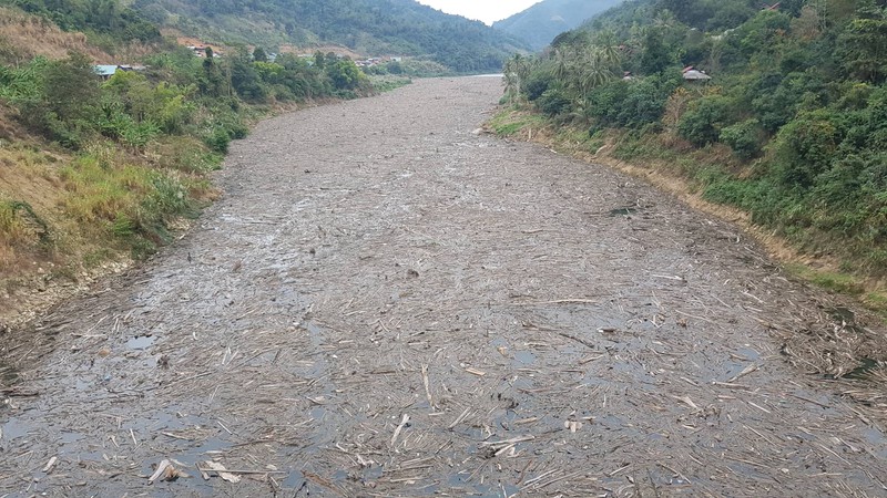 kinh hoang bai rac khong lo tren mat ho thuy dien lon nhat bac trung bo hinh 1