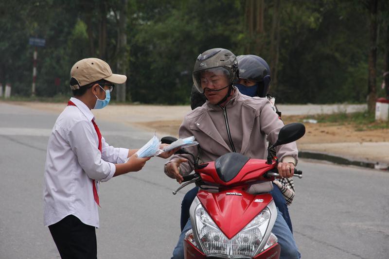 theo chan su thay, chu tieu tang khau trang giup dan phong dich corona hinh 10
