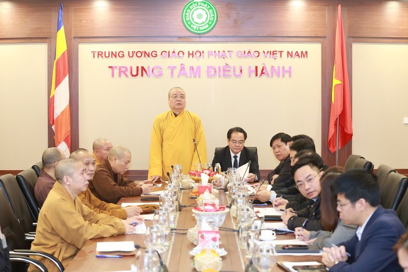 "deo khau trang di le khong co gi la bat kinh" hinh 1