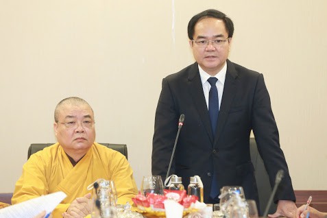 "deo khau trang di le khong co gi la bat kinh" hinh 3