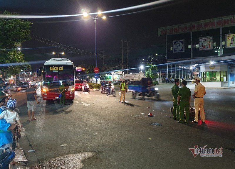 bo me cho di choi, be trai 5 tuoi bi xe khach can chet hinh 1