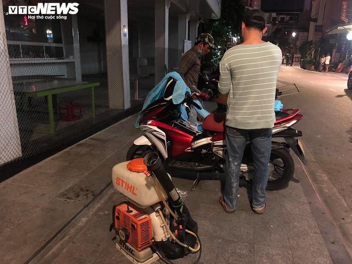 anh: phun khu trung khach san, khu pho noi benh nhan covid-19 thu 30 luu tru hinh 7
