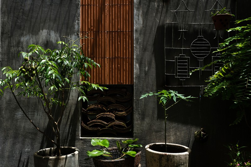 ngoi nha pho mau trang, noi bat trong hem nho  hinh 2