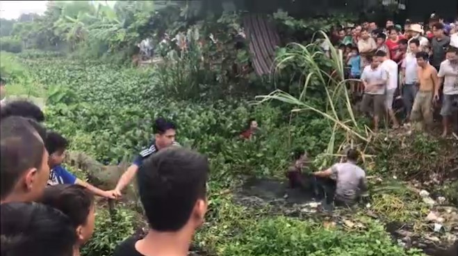 dan lang ho nhau vay danh 2 ke nghi trom cho duoi muong nuoc den hinh 2