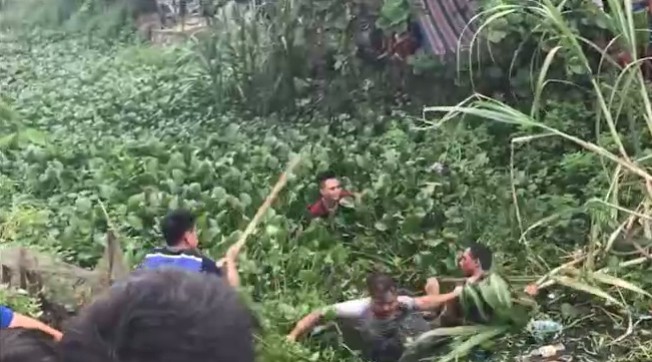 dan lang ho nhau vay danh 2 ke nghi trom cho duoi muong nuoc den hinh 1
