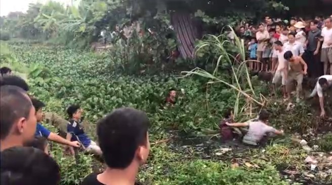 dan lang ho nhau vay danh 2 ke nghi trom cho duoi muong nuoc den hinh 3