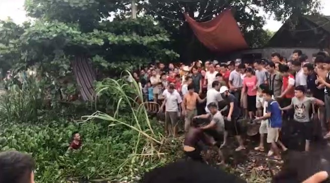 dan lang ho nhau vay danh 2 ke nghi trom cho duoi muong nuoc den hinh 4