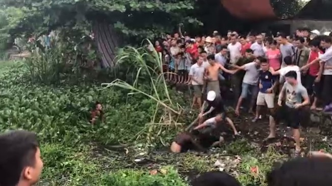 dan lang ho nhau vay danh 2 ke nghi trom cho duoi muong nuoc den hinh 5