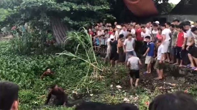 dan lang ho nhau vay danh 2 ke nghi trom cho duoi muong nuoc den hinh 6