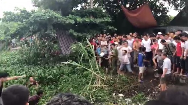 dan lang ho nhau vay danh 2 ke nghi trom cho duoi muong nuoc den hinh 7
