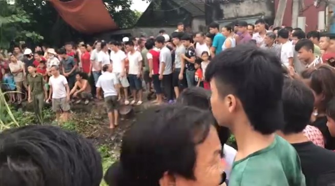 dan lang ho nhau vay danh 2 ke nghi trom cho duoi muong nuoc den hinh 8