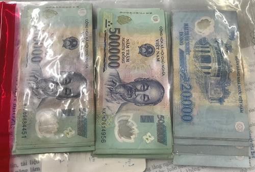 cuop tram thu phi lay tien tra no tin dung den hinh 2