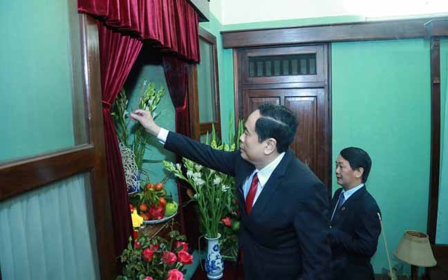 chu tich mttq viet nam tran thanh man dang huong tuong niem bac ho hinh 1
