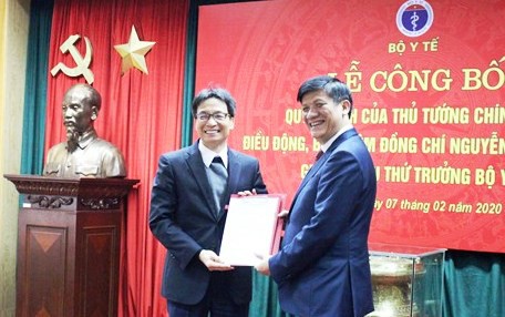 trao quyet dinh cua thu tuong bo nhiem thu truong bo y te nguyen thanh long hinh 1