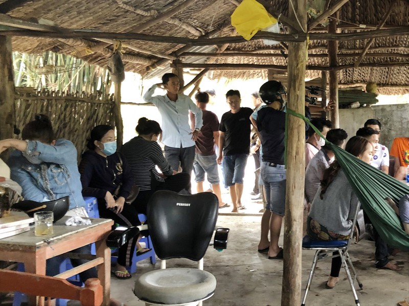 ngan can nhom nguoi hanh hung nu tiep vien, nguoi dan ong bi dam chet hinh 2