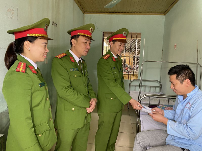 ngan chan vu hon chien, doi pho canh sat hinh su bi dam trong thuong  hinh 1