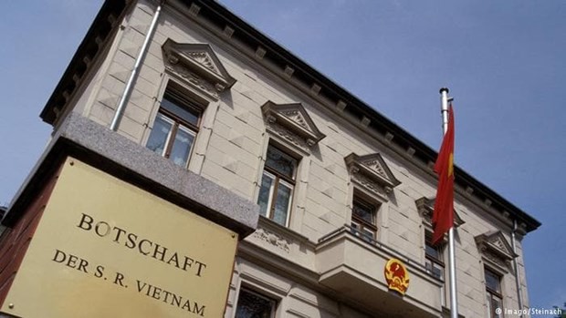 dua nguoi viet vao duc trai phep voi gia tu 5.000-20.000 usd  hinh 1
