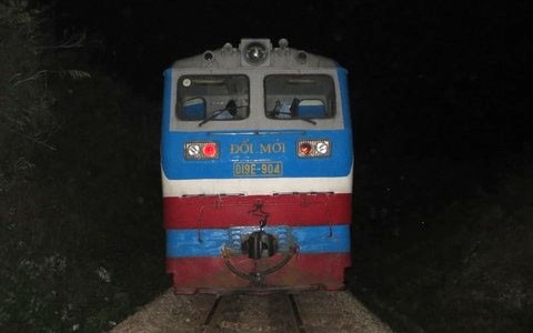 bang qua duong sat, nguoi dan ong bi tau hang tong nguy kich hinh 1