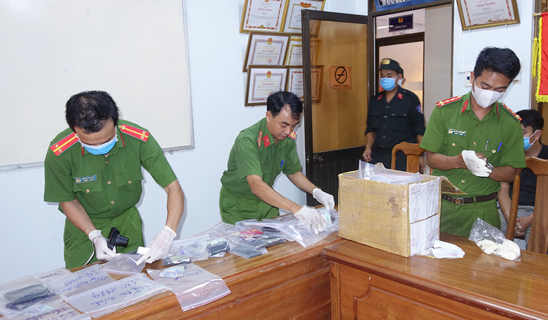 hang chuc con bac bo chay tan loan khi phat hien cong an hinh 1