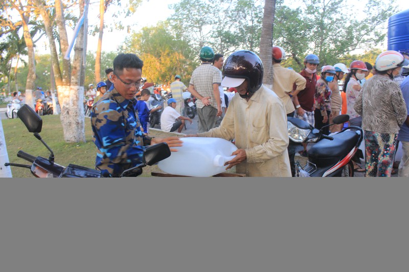 tau hai quan cap nuoc ngot mien phi cho nguoi dan ben tre hinh 2
