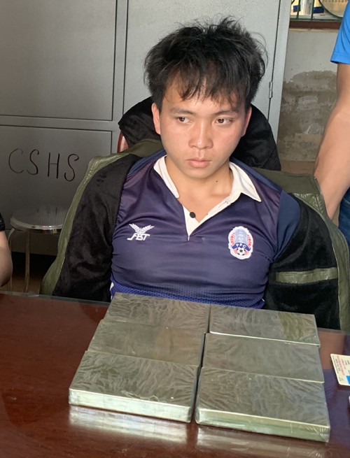 bat qua tang 3 doi tuong mua ban 6 banh heroin hinh 1