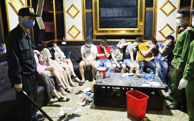 11 nam thanh nu tu "quay" thau dem trong quan karaoke bat chap lenh cam hinh 1