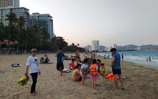 khanh hoa: cam tap trung dong nguoi, tam dung tam bien nha trang hinh 1