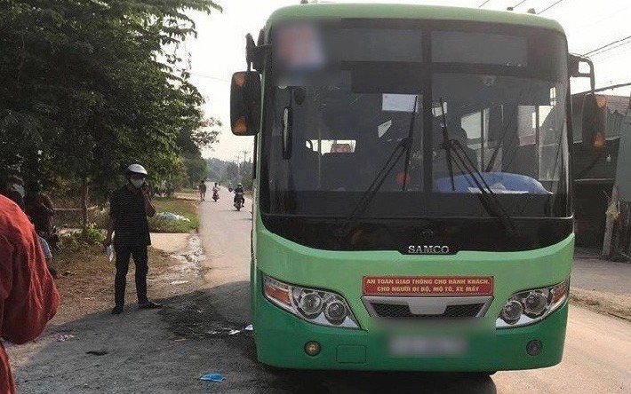 nu nhan vien xe buyt tai tphcm bi hanh khach dam tu vong hinh 1