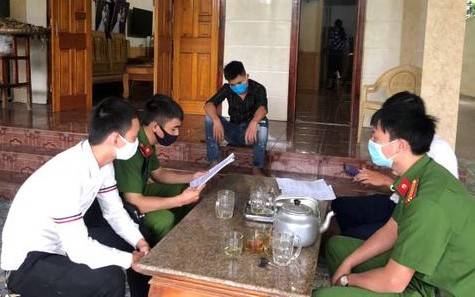 bo di choi khi dang cach ly tai nha, nam thanh nien bi phat 200.000 dong hinh 1