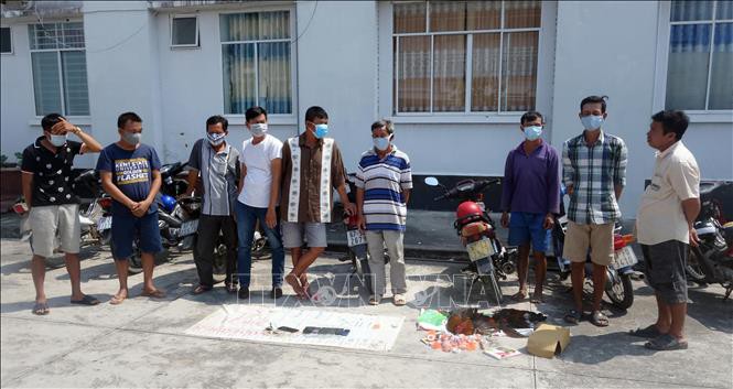9 doi tuong da ga an tien giua mua dich covid-19 hinh 1