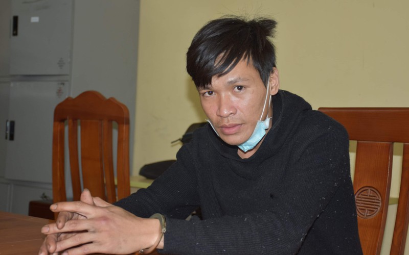 "con nghien" cuom dien thoai cua chu cua hang mang di cam do hinh 1