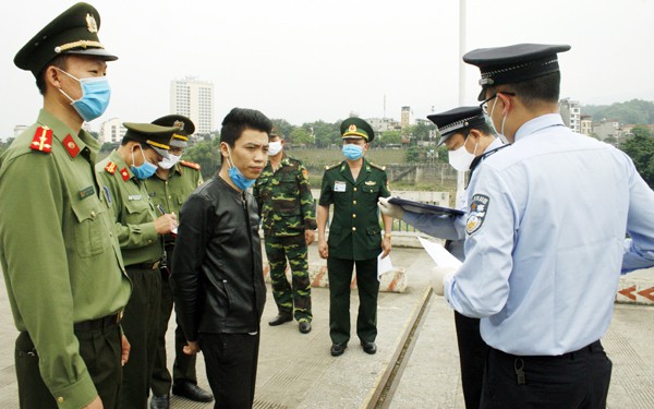 vuot bien sang tham nguoi yeu, nam thanh nien trung quoc bi bat giu hinh 1