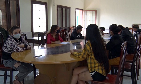 nong 24h: nam thanh nien dam ban cung phong trong khu cach ly  hinh 3