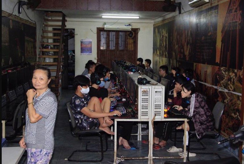 mo cua giua mua dich, cua hang game online bi phat 10 trieu dong hinh 1