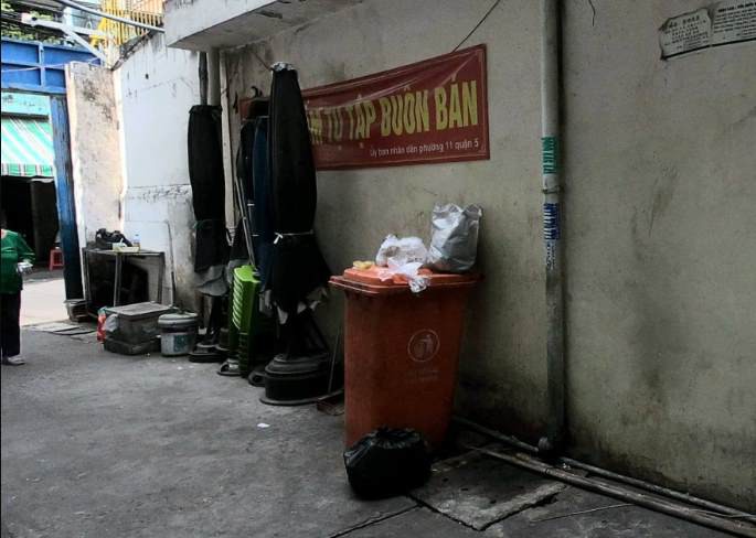 loi khai cua ke de doa, gio tro doi bai voi co gai tam than giua pho hinh 1