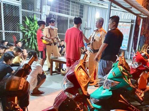 ngan chan kip thoi hon 80 doi tuong to chuc dua xe trai phep hinh 1
