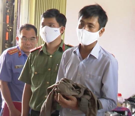 bat giam doc lam gia van ban di lua dao tien ti hinh 1