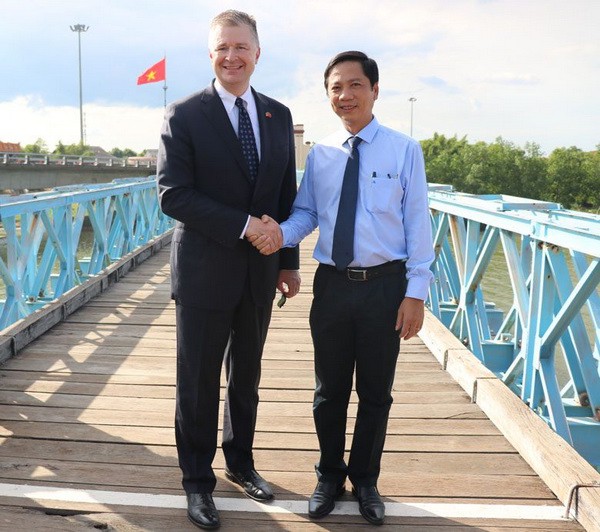 cai bat tay lich su giua cau hien luong-ben hai hinh 1