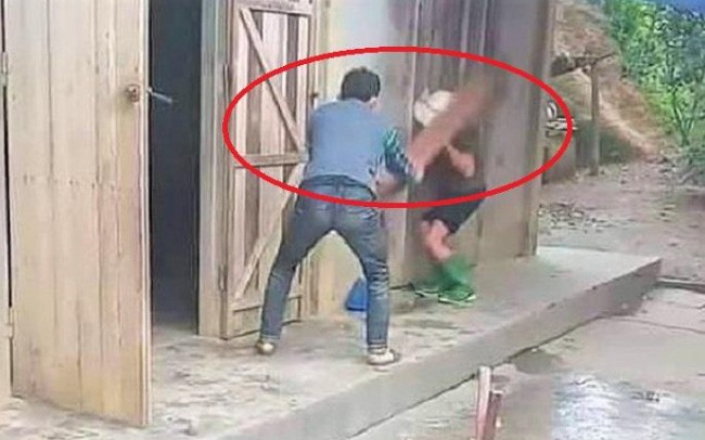 nghich tu dung ghe danh me gia: xu ly ca nguoi danh lan nguoi quay clip hinh 1