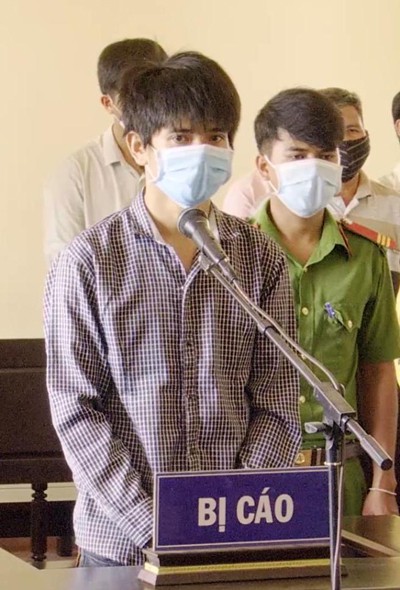tan cong truong cong an xa vi bi nhac deo khau trang, linh 12 thang tu hinh 1
